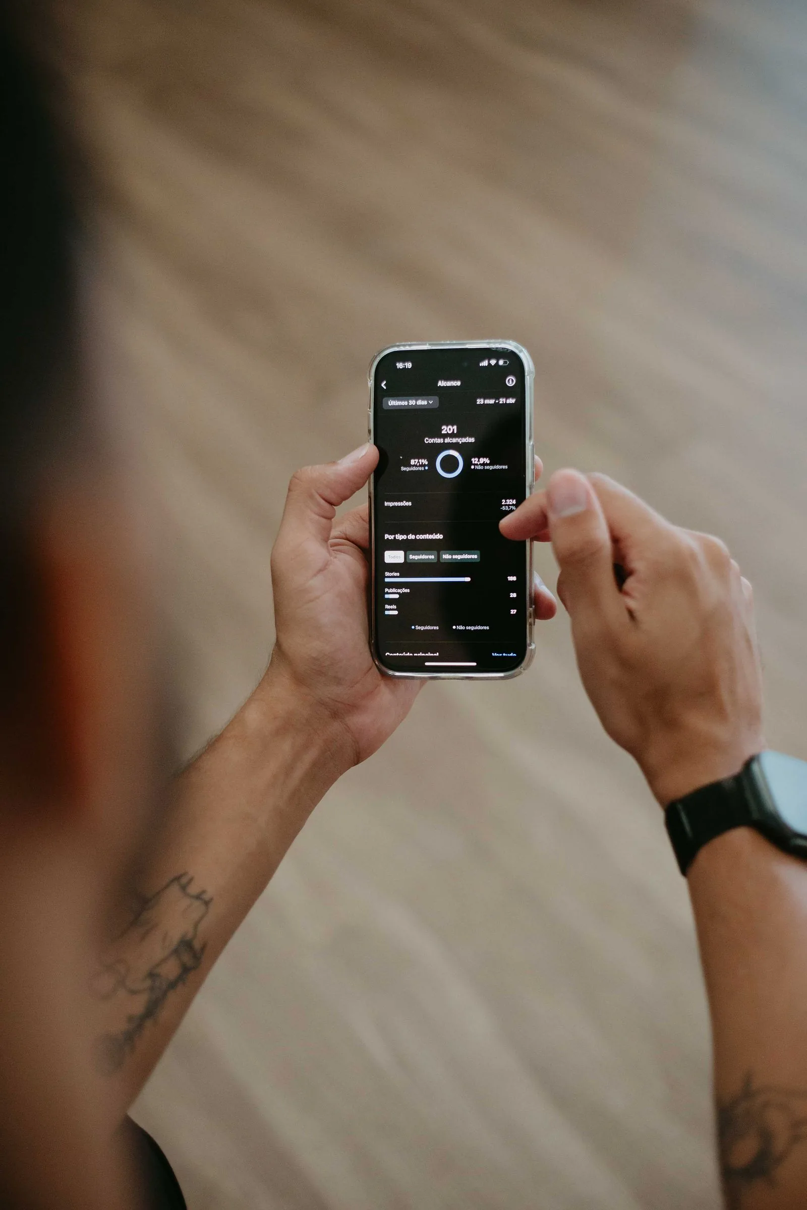 Akıllı telefon ekranındaki verileri parmağıyla inceleyen kullanıcı.